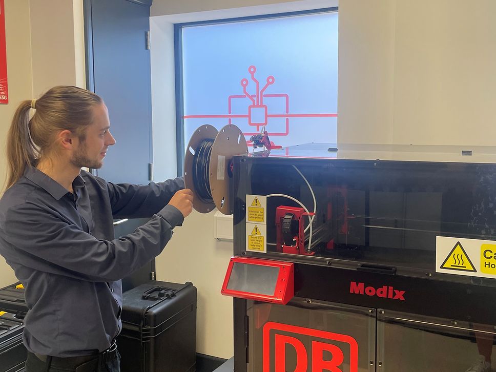 DB ESG employee using 3D printer in Digital Engineering Laboratory
